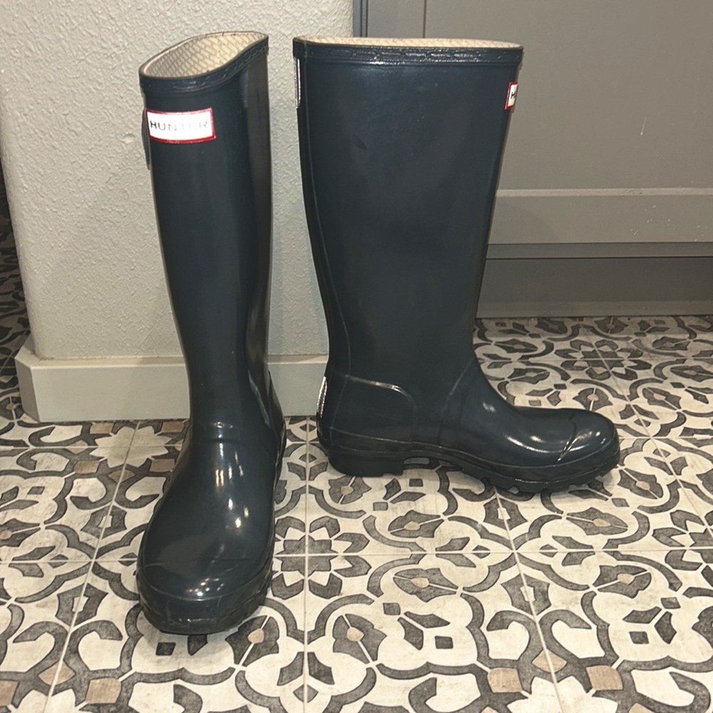 Medium Grey Hunter brand rain boots